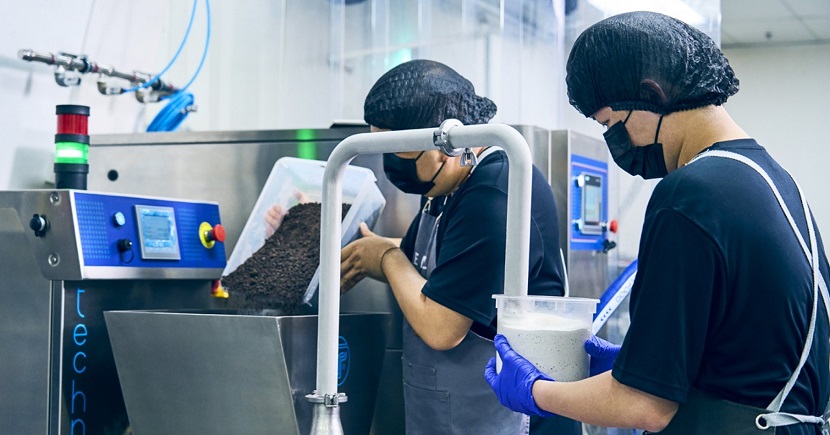 The industrial gelato maker Denzy invested in automates cooking, chilling and churning for large batches, producing 300 litres of gelato in one hour. 