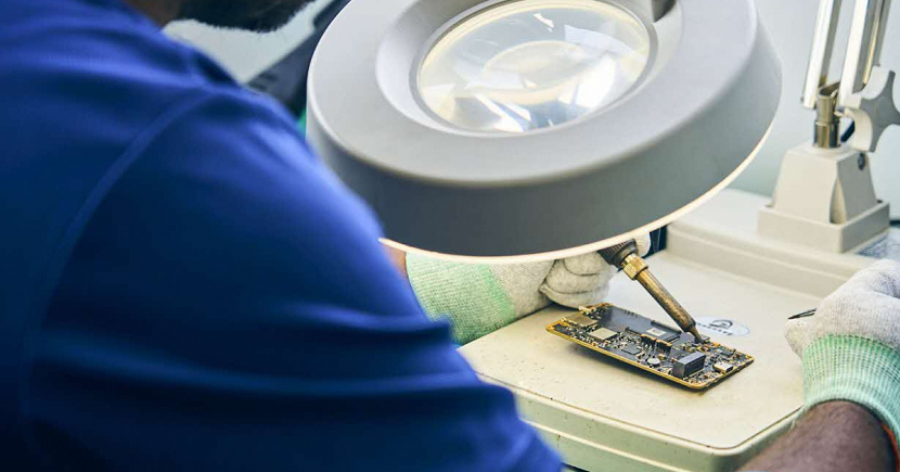 A senior hardware engineer at Flexxon’s R&D department in Singapore working on data storage devices.