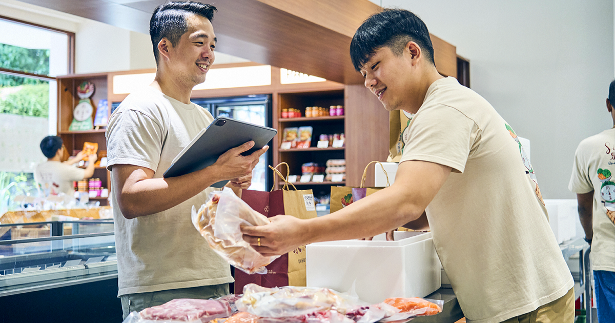 Quan Shui Wet Market’s third-generation owners and brothers Neo Jun He (left) and Neo Jun Rui